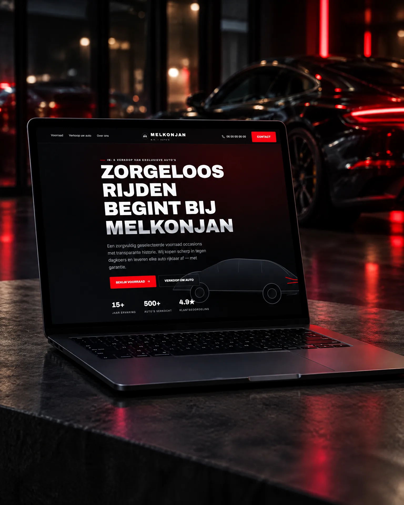 Laptop in een autoshowroom met de website van Strada Automotive